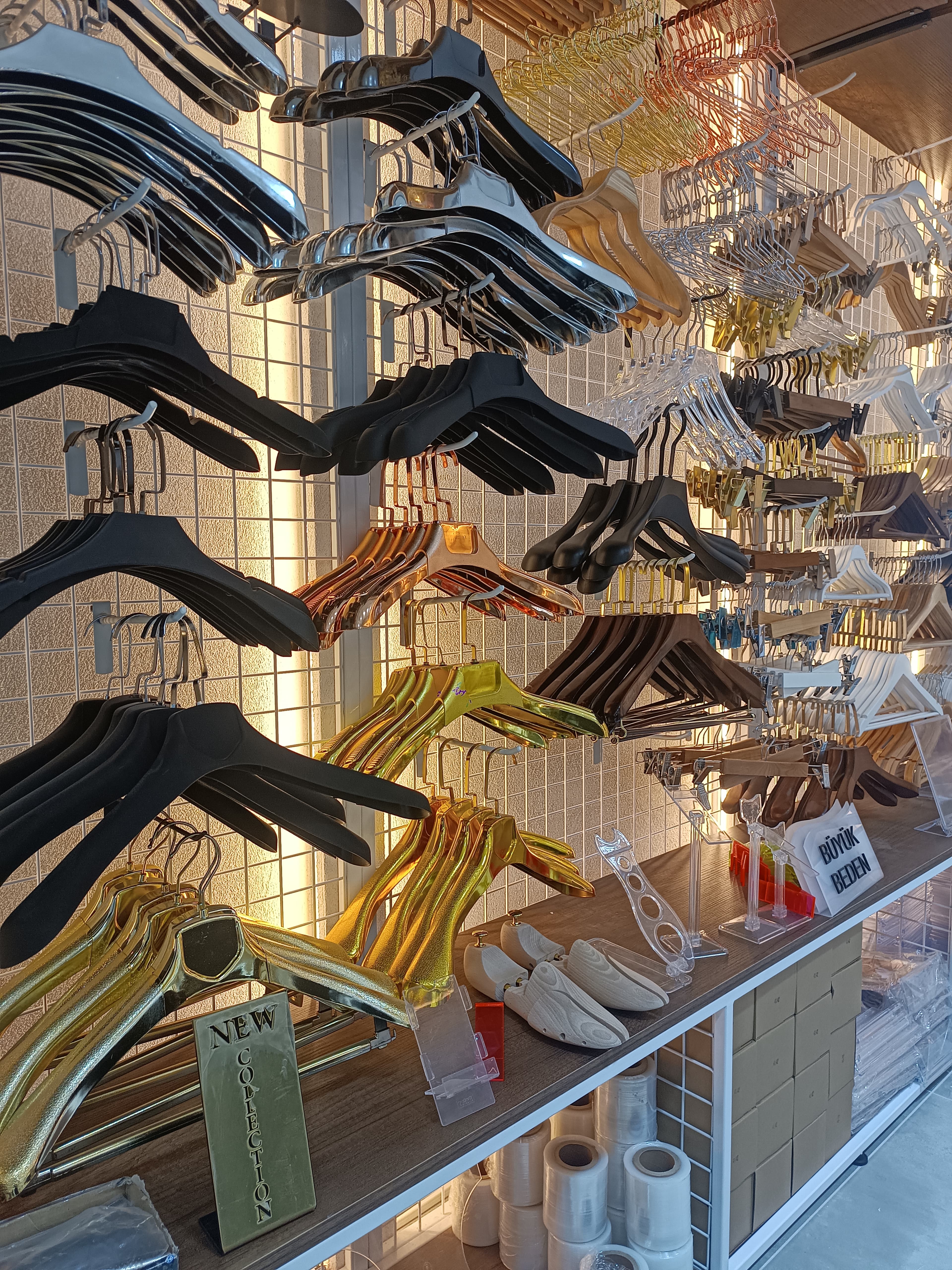 Siyah ve metal askılar